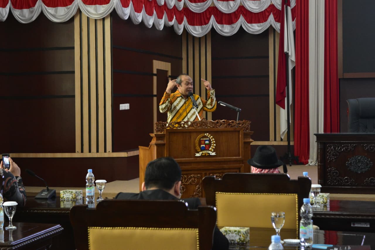 H. Iwan Suryanawan delivering his speech at the Bogor City DPRD podium