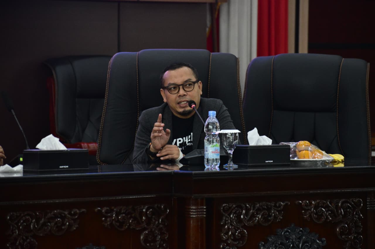 Ricky Setiadi presenting cybersecurity and geopolitics material