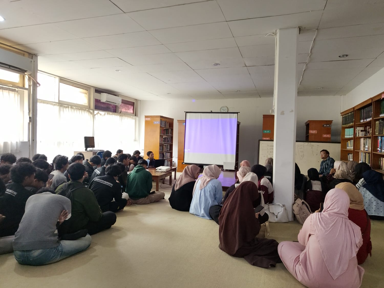 Suasana soft launching aplikasi SILINCAH bersama mahasiswa penerima KIP-Kuliah di STMIK Tazkia